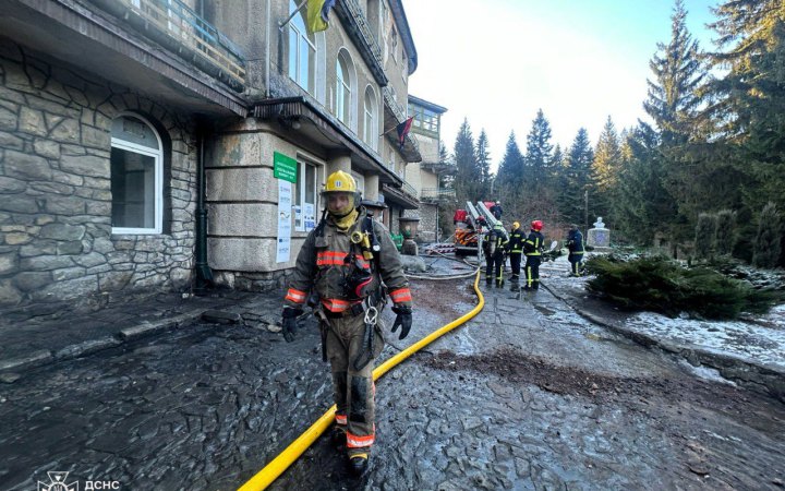 Рятувальники евакуювали 102 людей під час пожежі в санаторії у селищі Ворохта на Івано-Франківщині