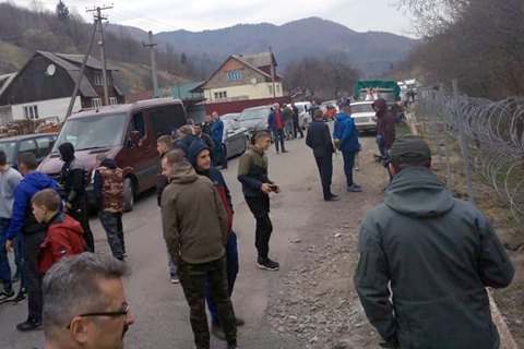 На Закарпатье местные жители мешают пограничникам строить забор на границе с Румынией