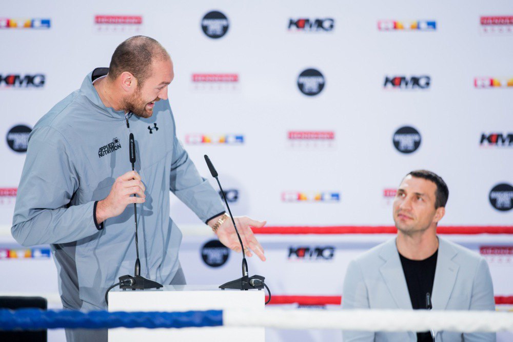 Тайсон Ф'юрі (ліворуч) і Володимир Кличко на пресконференції перед реваншем, який не відбувся.