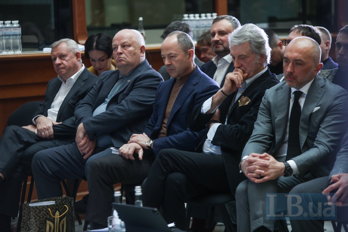  Голова НБУ Андрій Пишний( праворуч) та колишні керівники НБУ Віктор Ющенко,Сергій Тігіпко, Степан Кубів, Яків Смолій