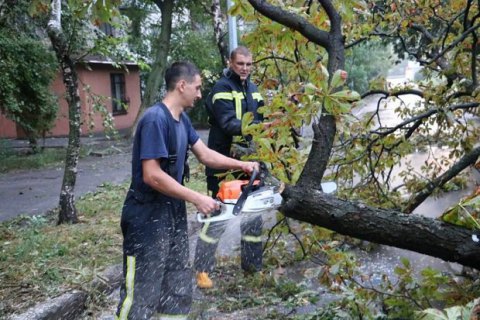 Рятувальники ліквідовують наслідки нічної зливи в Києві (оновлено)