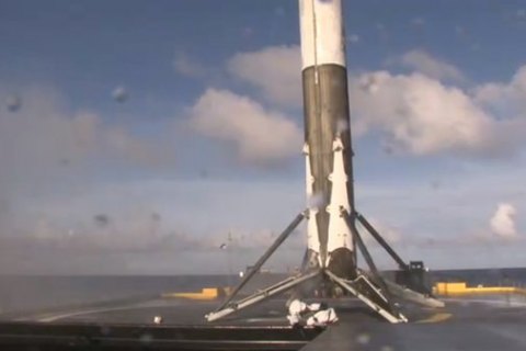 SpaceX снова посадила ступень ракеты на платформу в океане
