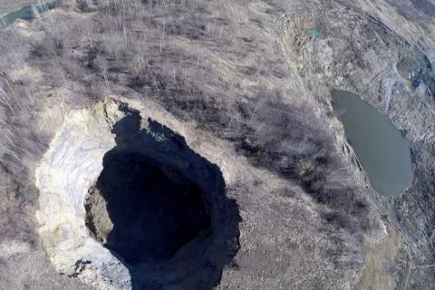 Возле Трускавца образовался 100-метровый карстовый провал