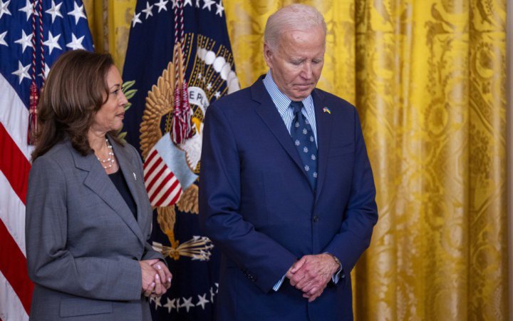 Гарріс у своїй книзі назвала "безвідповідальною" спробу Байдена йти на вибори 