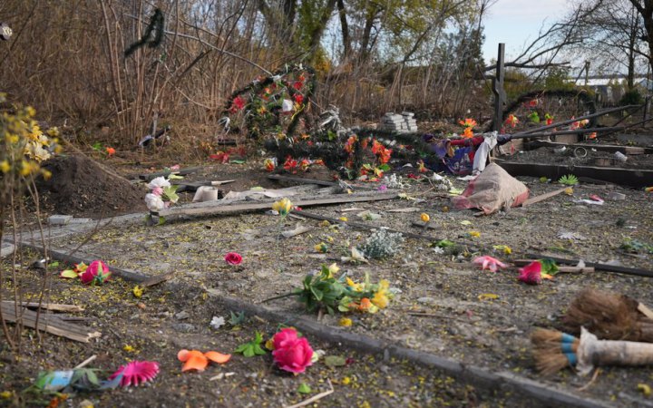 На Сумщині ворог завдав авіаудару по кладовищу. Загинула жінка, яка прибирала могилу сина