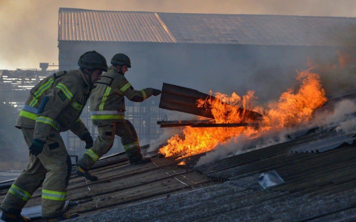 Російська армія обстріляла два підприємства у Херсоні, спалахнули пожежі