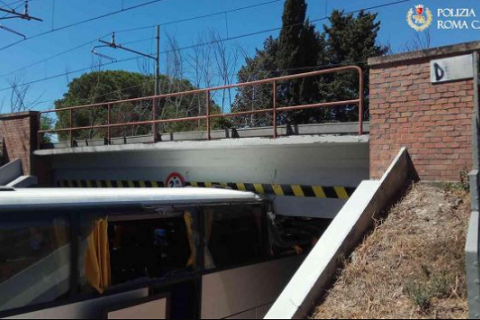 В Риме туристический автобус с пассажирами врезался в железнодорожный мост