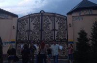 Ахметову разрисовали забор дома в Конча-Заспе