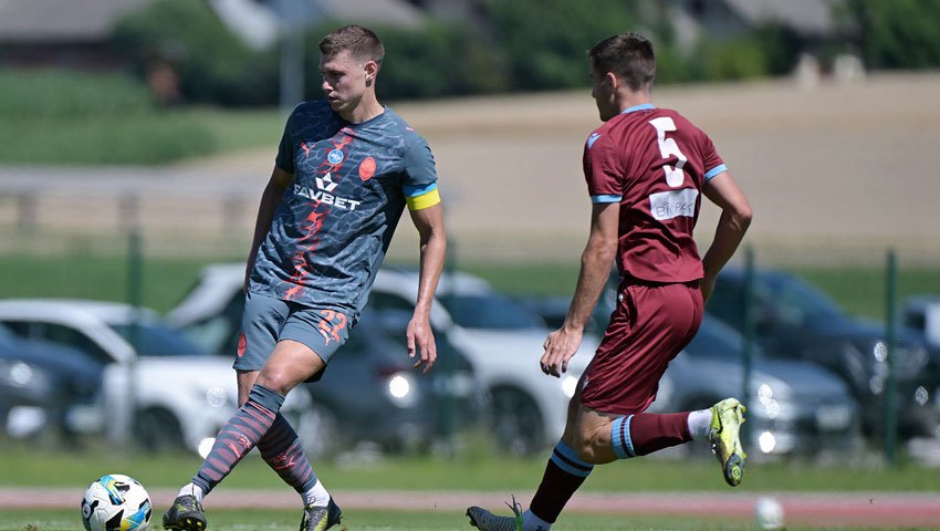 Микола Матвієнко віддає пас під час гри