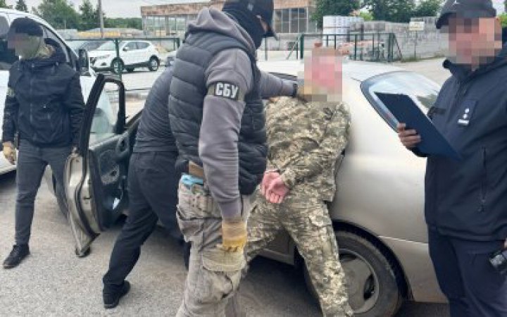 Затримали правоохоронця, який намагався переправити чоловіка з України на надувному матраці