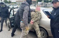 Затримали правоохоронця, який намагався переправити чоловіка з України на надувному матраці