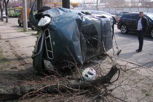 В Киеве водитель «Ланоса» чудом выжил в аварии