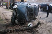 В Киеве водитель «Ланоса» чудом выжил в аварии