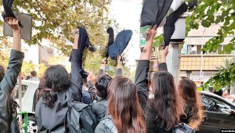 Іранські школярки знімають хустки на знак протесту, 3 жовтня 2022