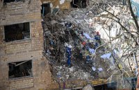 У Києві на місці атаки РФ завершили пошуково-рятувальні роботи