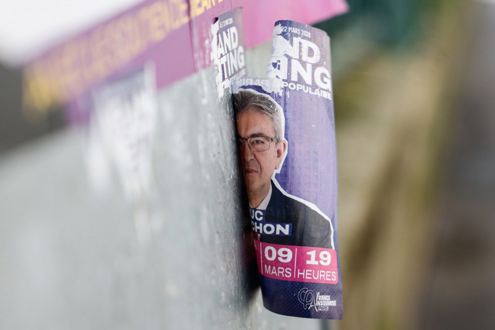 Плакат лідера ультралівої партії «Нескорена Франція» Жан-Люка Меланшона перед виборчою дільницею