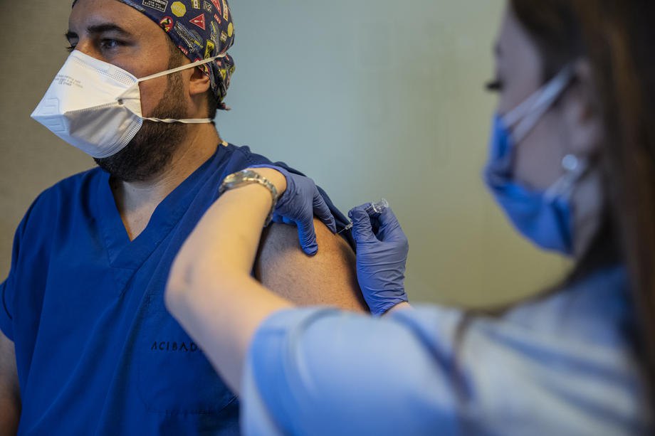 Лікар вакцинується проти COVID-19 вакциною Sinovac Biotech під час випробувань третьої фази в лікарні Acibadem у Стамбулі,
Туреччина, 9 жовтня 2020.