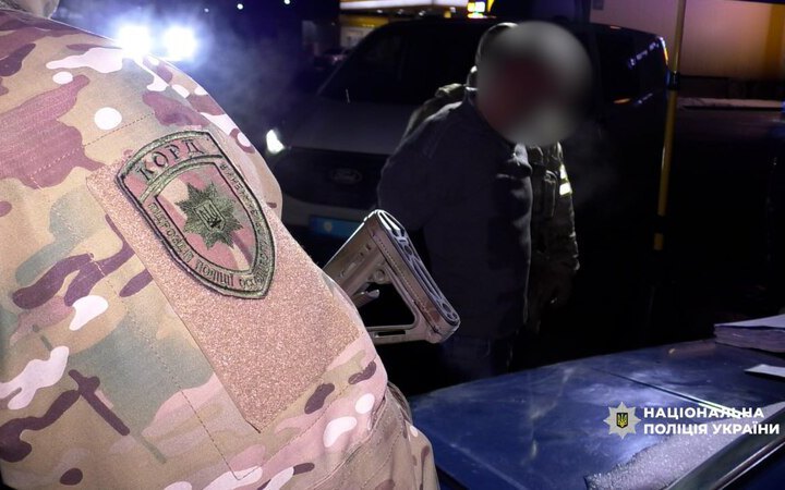 На Буковині затримали чоловіка, який кинув гранату в поліцейських. Один з постраждалих у тяжкому стані