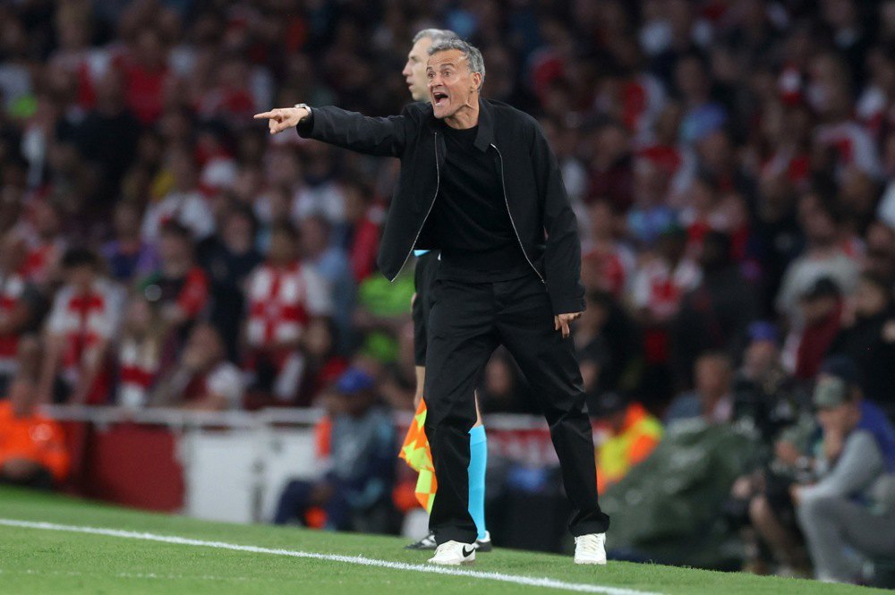 Луїс Енріке керує своєю командою біля лінії поля