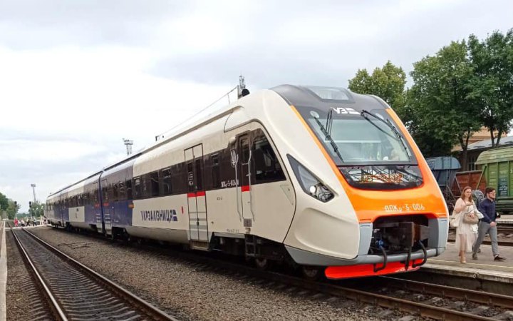 ​Укрзалізниця підписала контракт на виробництво 100 нових пасажирських вагонів 