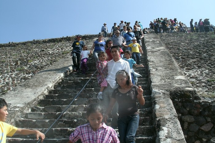 Теотіуакан (Мексика). З Піраміди Сонця спускаються нащадки її будівничих