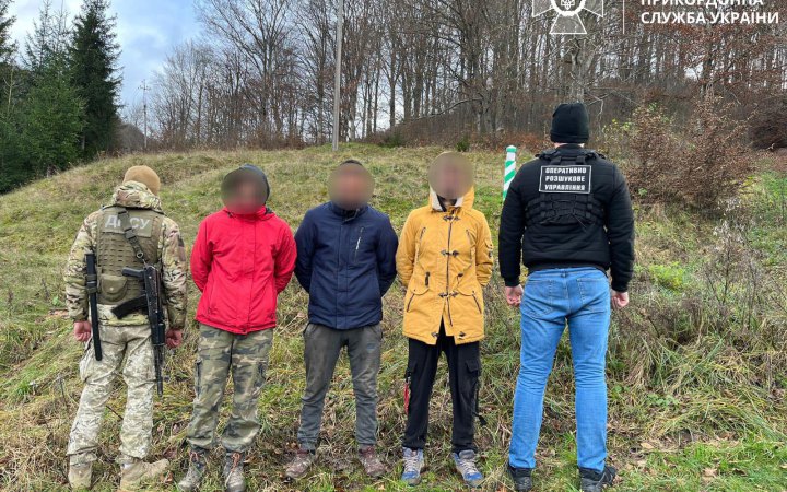 Прикордонники затримали у горах чоловіків, які намагались втекти з України