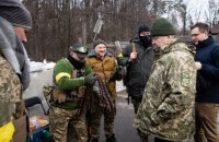 Порошенко привез на блокпост на въезде в Киев средства военной защиты