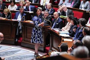 Французского министра освистали за летнее платье