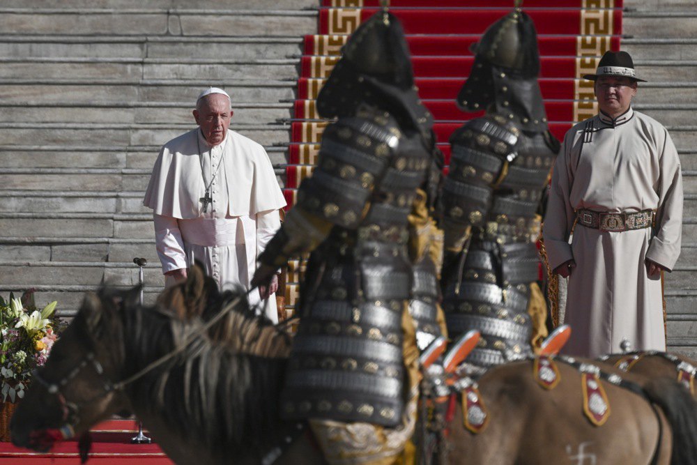  Папа Франциск та президент Монголії Ухнаагійн Хурелсух під час церемонії привітання у Державному палаці в Улан-Баторі, Монголія, 2 вересня 2023 р. 