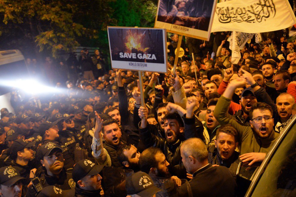 Поліція блокує протестувальників, які намагаються потрапити в консульство Ізраїлю під час мітингу в Стамбулі, Туреччина, 17 жовтня 2023 р.