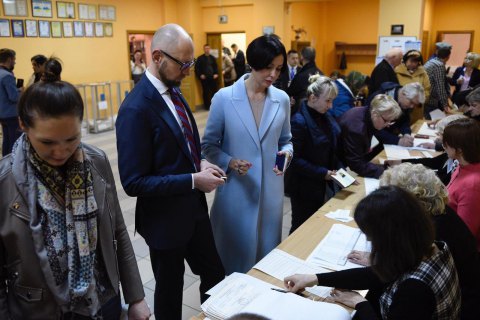 Яценюк із дружиною проголосували на виборах президента