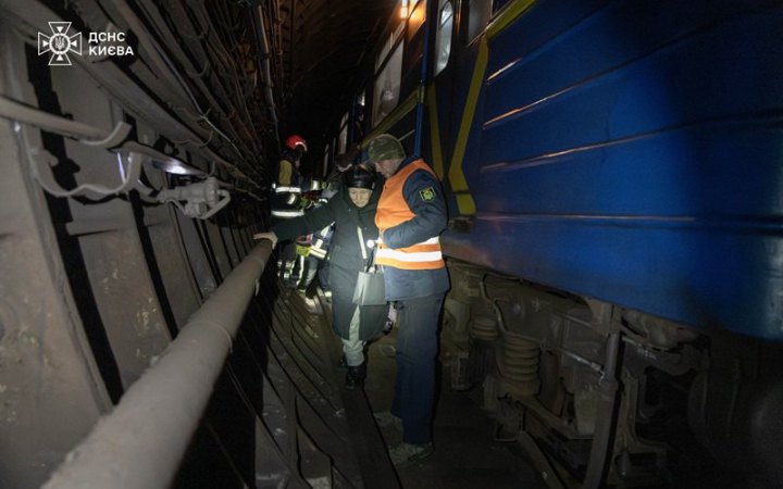 Рятувальники вивели майже 500 людей під час вимушеної зупинки метро в Києві, - ДСНС