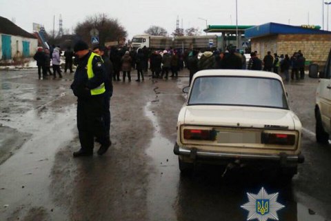 Жители Николаевской области перекрыли несколько дорог, требуя их ремонта