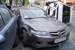 В Киеве четыре машины столкнулись из-за открытого люка