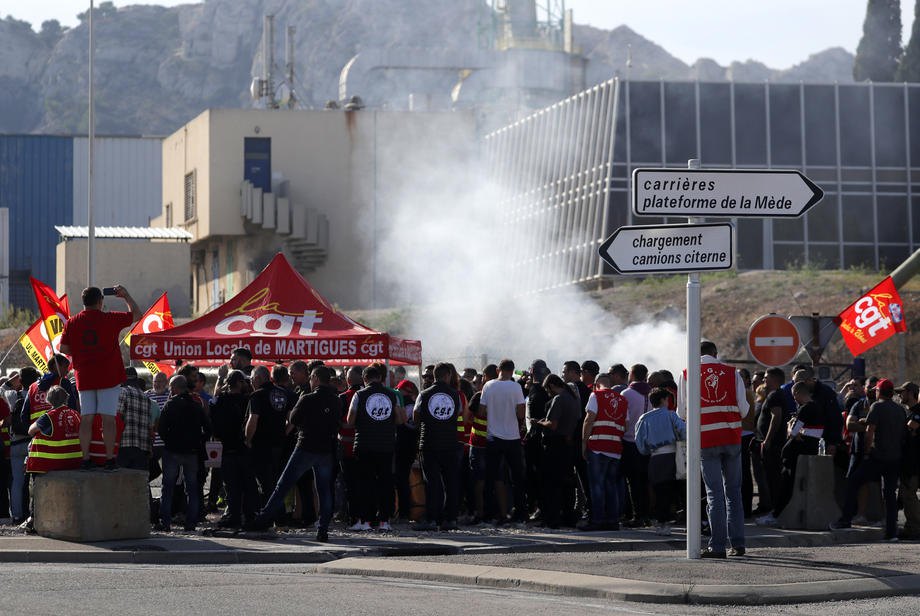 Працівники TotalEnergies та Esso ExxonMobil під час протесту біля нафтопереробного заводу TotalEnergies у Ла Меді, Франція, 11 жовтня 2022 р.