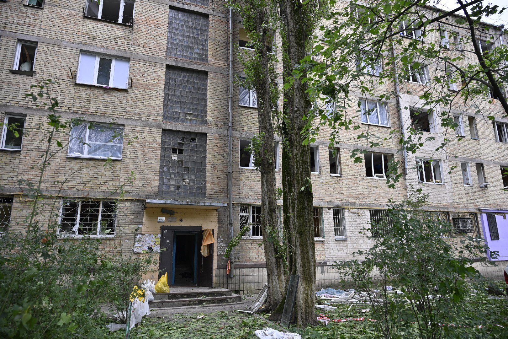 Пошкоджені будинки на Святошині