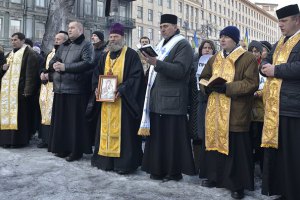 Священики переконали силовиків піти з вулиці Михайлівської