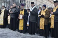 Священники убедили силовиков уйти с улицы Михайловской
