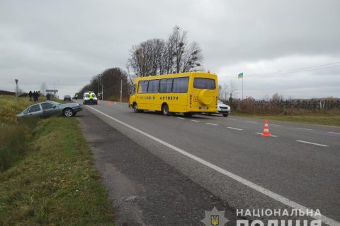 Во Львовской области автомобиль столкнулся со школьным автобусом