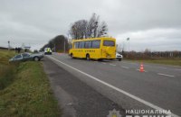 У Львівській області автомобіль зіткнувся зі шкільним автобусом
