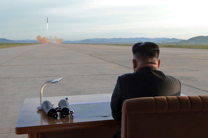 Лидер и верховный главнокомандующий Северной Кореи Ким Чен Ын наблюдает за запуском стратегической баллистической ракеты
Hwasong-12, 16 сентября 2017.