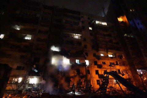 В Киеве от попадания обломков вражеского летательного аппарата загорелся дом (обновлено)
