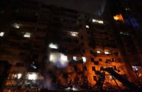В Киеве от попадания обломков вражеского летательного аппарата загорелся дом (обновлено)