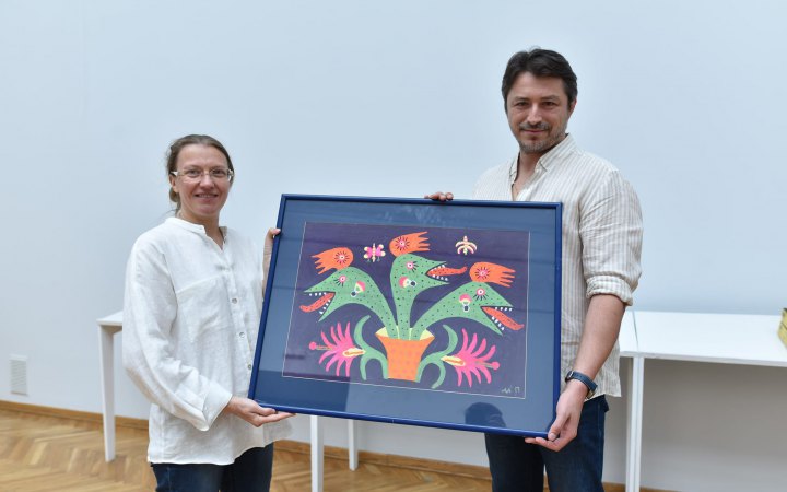 Картину Примаченко, продану на благодійному аукціоні за рекордні $500 тис, передали Національному художньому музею
