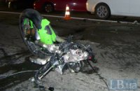 У Києві машина збила двох мотоциклістів, один загинув