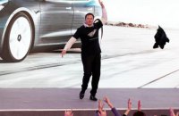 Ілон Маск танцем відкрив новий завод Tesla в Шанхаї