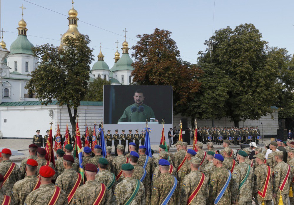 Президент України Володимир Зеленський виступає під час святкування Дня Незалежності на Софійській площі в Києві, 24 серпня 2023 року.
