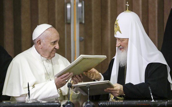 Папа Римский призвал патриарха Кирилла "не опускаться до уровня путинского алтарного служителя"