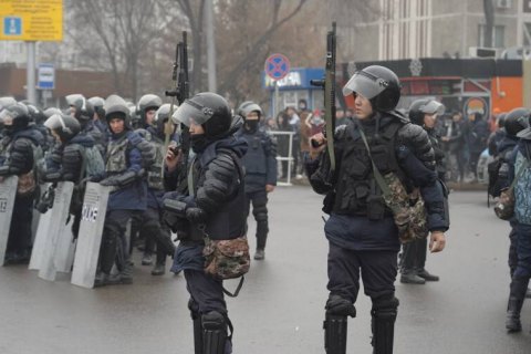 В Казахстане во время протестов задержали более 200 человек, 95 силовиков пострадали