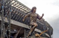 "Наполи" открыл памятник Марадоне на годовщину его смерти